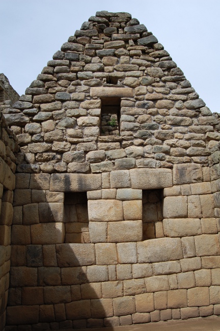 Illustration of original stonework on bottom and restored stonework on top Incan stonework at Machu Picchu