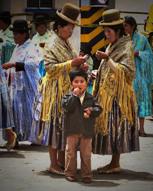 Cholitas in Oruruo, Bolivia